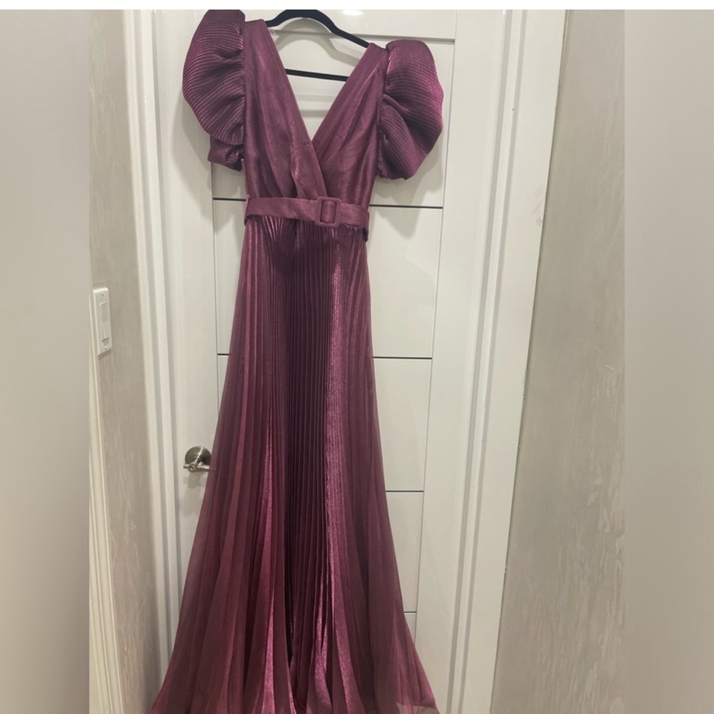 dress looks brand new I only wear it one time no tag
